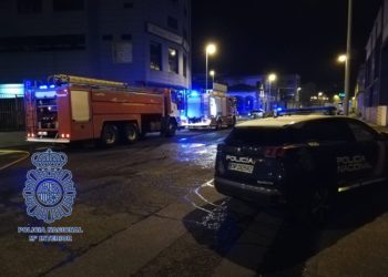 Los bomberos de Vigo invierten más de 5 horas en sofocar un incendio en una nave