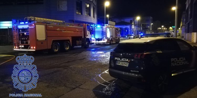 Los bomberos de Vigo invierten más de 5 horas en sofocar un incendio en una nave