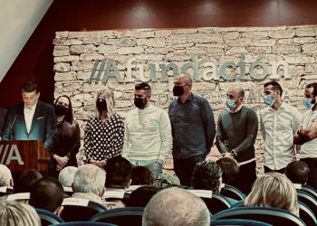 O equipo directivo de Máis que Auga recibe o premio á mellor xestión deportiva de Galicia