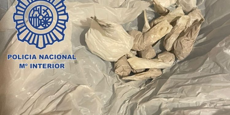 Tres detenidos por vender heroína y cocaína en un piso de Vigo