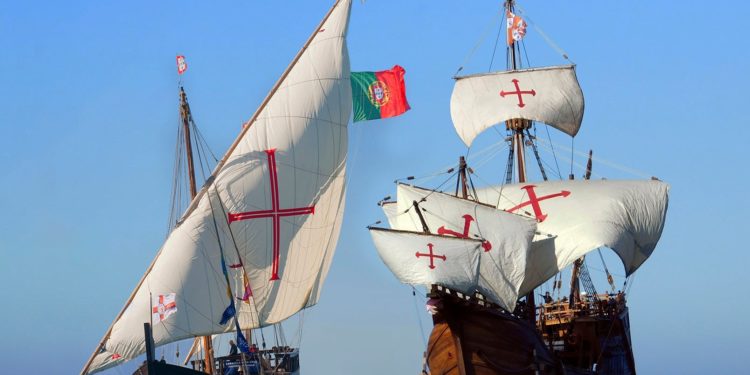 Baiona recibe a dos barcos históricos