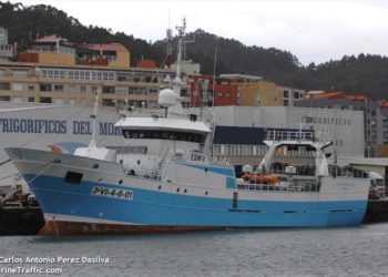 Aplausos en Cangas para recibir al «Playa de Menduiña Dos»