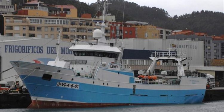 Aplausos en Cangas para recibir al «Playa de Menduiña Dos»