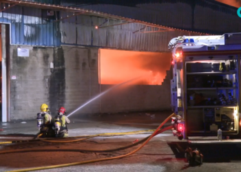 El fuego arrasa cinco naves en el polígono del Rebullón