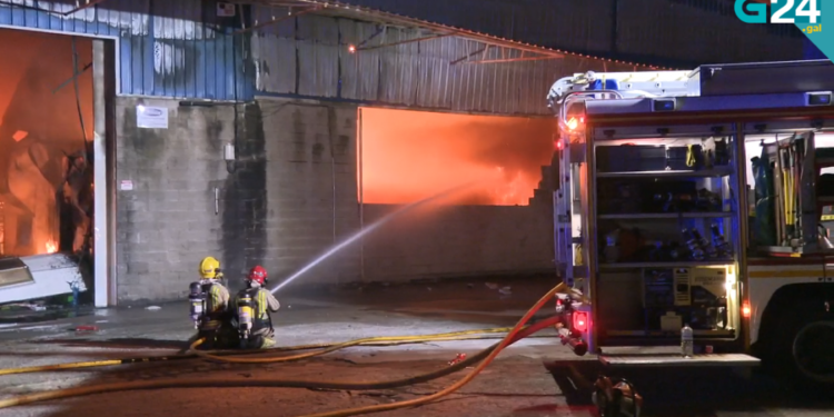 El fuego arrasa cinco naves en el polígono del Rebullón