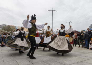 Éxito absoluto en A Reconquista: el Casco Vello de Vigo recibe una marea viguesa con ganas de romería
