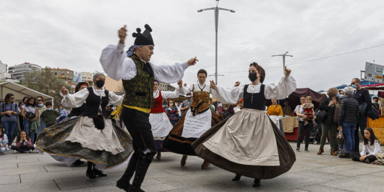 Éxito absoluto en A Reconquista: el Casco Vello de Vigo recibe una marea viguesa con ganas de romería