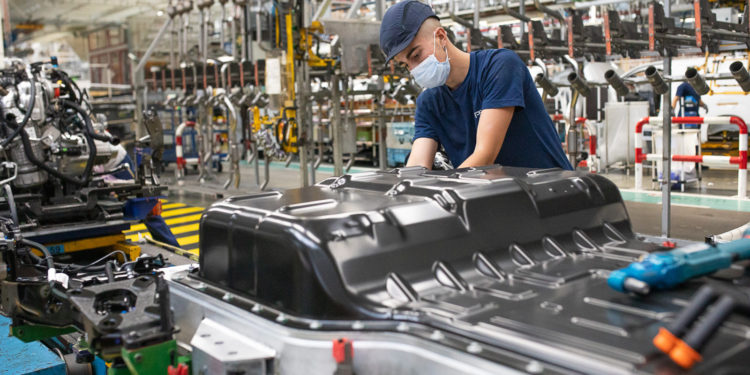 Un trabajador de la factoría de Stellantis en Vigo