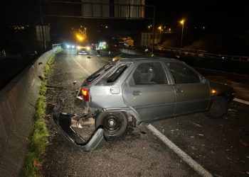 Un camión arrolla a un coche averiado en la autovía A-55