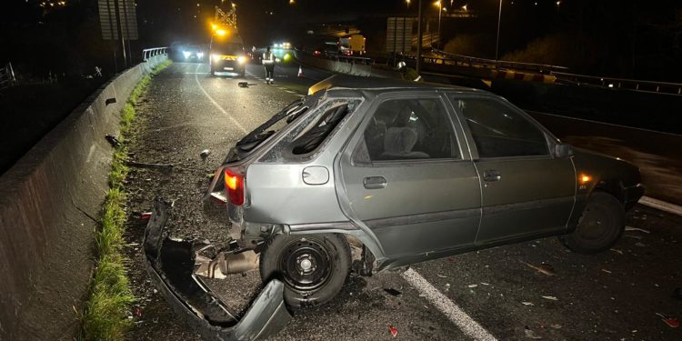 Un camión arrolla a un coche averiado en la autovía A-55