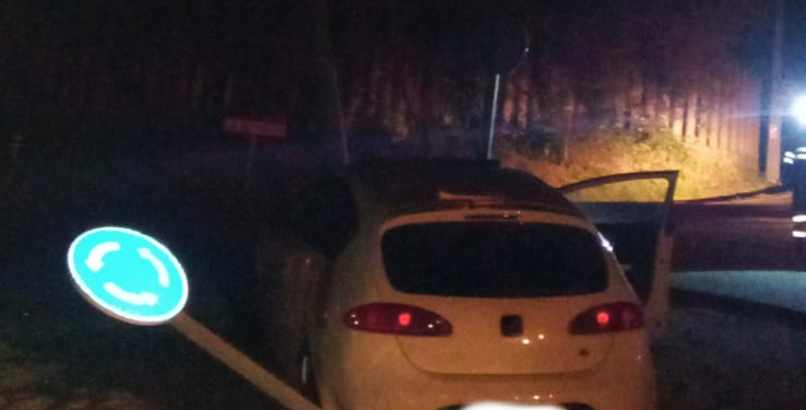 Un conductor ebrio derriba una farola y deja sin luz al barrio de Candeán
