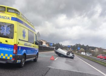 Retenciones en la A-55 tras volcar un coche en dirección a Vigo