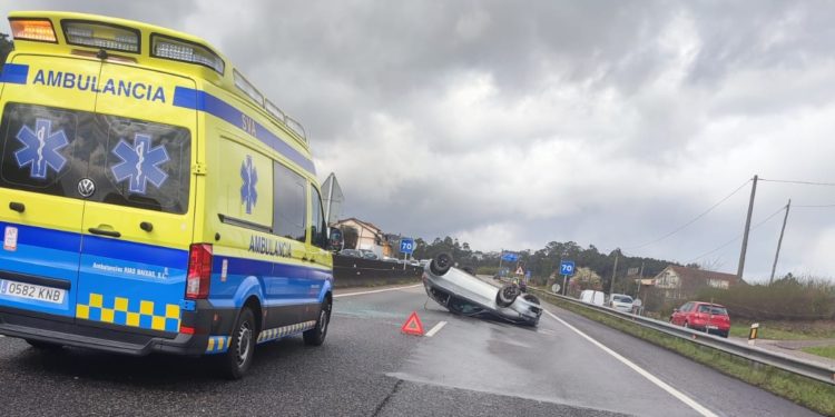 Retenciones en la A-55 tras volcar un coche en dirección a Vigo