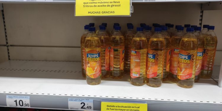 La falta de aceite de girasol amenaza con paralizar la industria en cuatro semanas