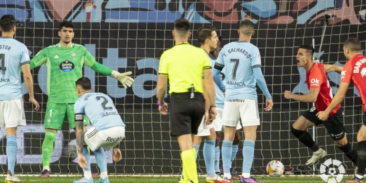 El árbitro recibió el impacto de una canica en Balaídos al acabar el Celta-Mallorca