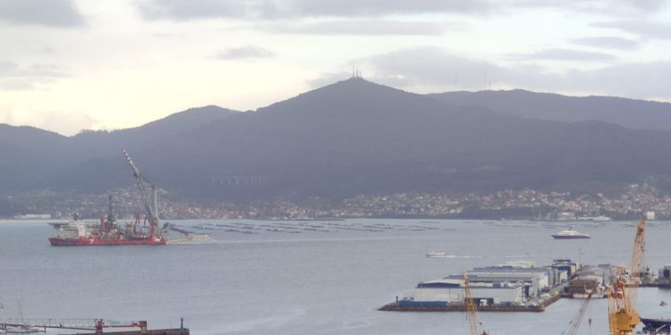Al ‘Seven Borealis’ le sale compañía en Vigo: fondea el yate de lujo de un multimillonario malasio