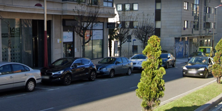 Trasladado al Cunqueiro un menor tras colisionar un patinete y un coche en Vigo