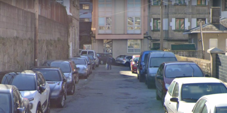 La Policía de Vigo localiza a un conductor que se fugó tras chocar contra cuatro coches aparcados