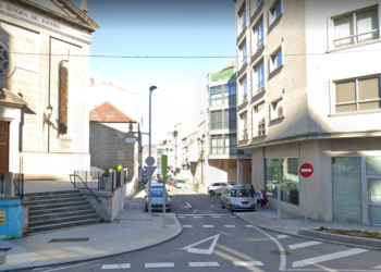Policía y 061 reaniman a una persona que se desplomó en plena calle en Vigo