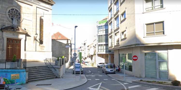 Policía y 061 reaniman a una persona que se desplomó en plena calle en Vigo
