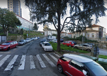 Dos personas resultan heridas a causa de una colisión entre tres turismos en Vigo