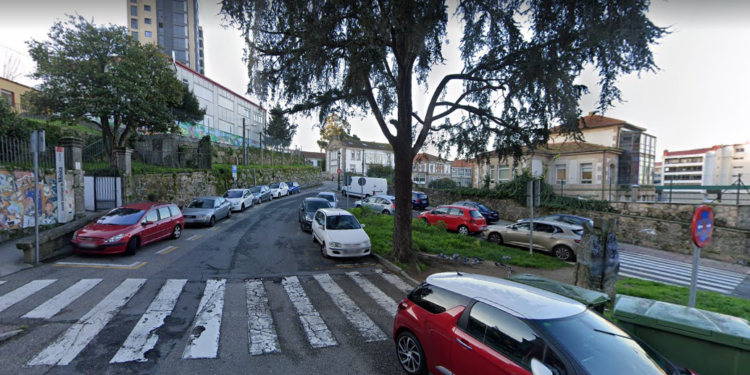 Dos personas resultan heridas a causa de una colisión entre tres turismos en Vigo