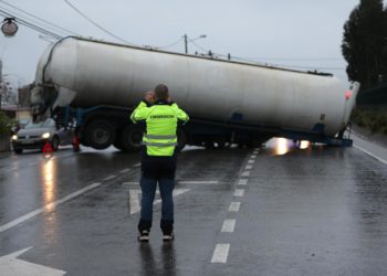 Una colisión entre dos vehículos corta una carretera de O Porriño al quedar atravesado un camión