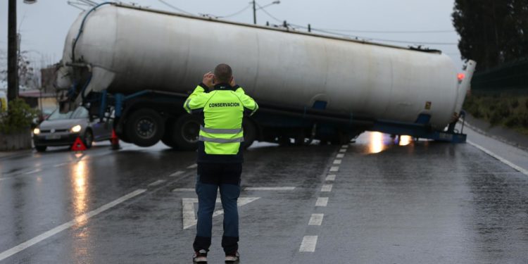 Una colisión entre dos vehículos corta una carretera de O Porriño al quedar atravesado un camión