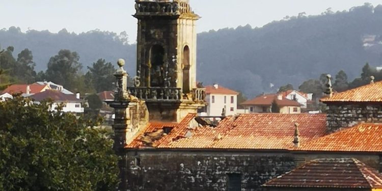 Un rayo causa daños en el campanario de la iglesia de Reboreda, en Redondela