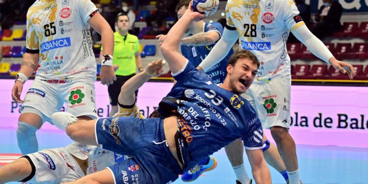 Un gol de Monteiro en el último segundo mete al Cangas en semifinales de la Copa