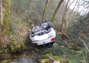 Abandona su coche tras despeñarse por un terraplén en Ponteareas