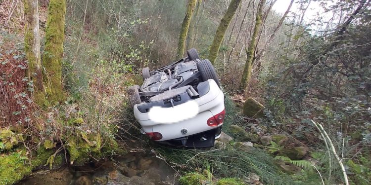 Abandona su coche tras despeñarse por un terraplén en Ponteareas