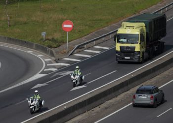La Policía Nacional y la Guardia Civil escoltan a los transportistas por Vigo y su área metropolitana
