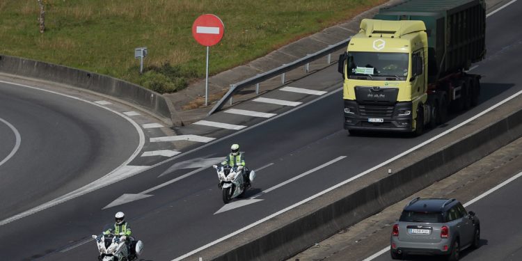 La Policía Nacional y la Guardia Civil escoltan a los transportistas por Vigo y su área metropolitana