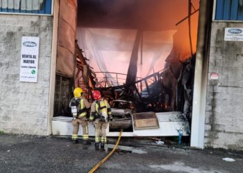 La Xunta garantiza ayudas para las empresas afectadas por el incendio en Mos