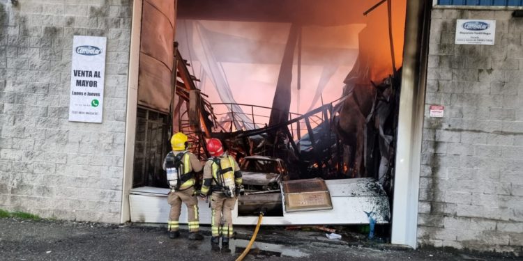 La Xunta garantiza ayudas para las empresas afectadas por el incendio en Mos