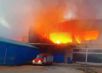 Controlado el fuego en el polígono de Rebullón tras calcinar totalmente cinco naves industriales