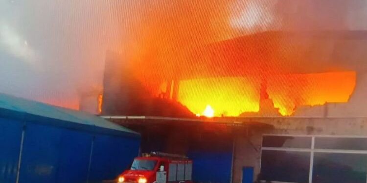 Controlado el fuego en el polígono de Rebullón tras calcinar totalmente cinco naves industriales