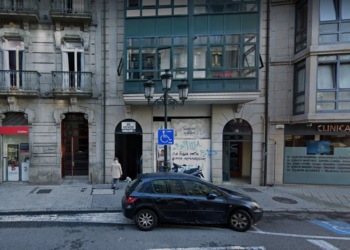 Desalojado un edificio de Vigo por un incendio en el salón de una vivienda