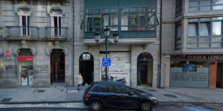 Desalojado un edificio de Vigo por un incendio en el salón de una vivienda