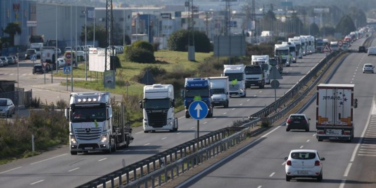 Una hilera de camiones vuelve a poblar la A-55 rumbo a Vigo