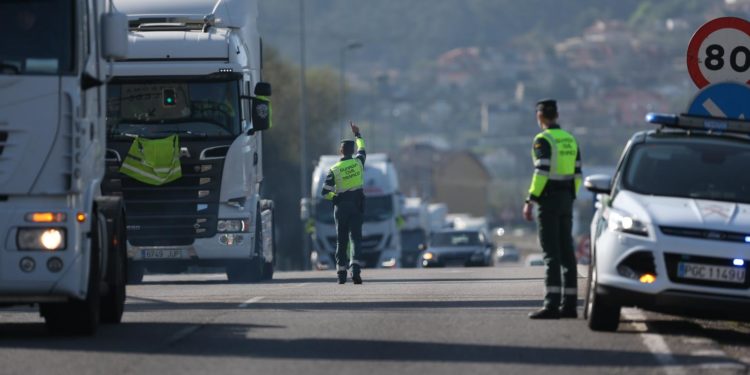 Decenas de camiones entran en Vigo desde Tui para protestar por el precio del combustible