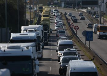 Decenas de camiones entran en Vigo desde Tui para protestar por el precio del combustible