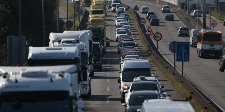 Decenas de camiones entran en Vigo desde Tui para protestar por el precio del combustible