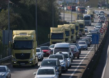 Decenas de camiones entran en Vigo desde Tui para protestar por el precio del combustible