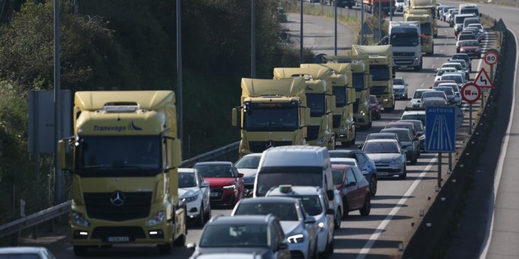 Decenas de camiones entran en Vigo desde Tui para protestar por el precio del combustible