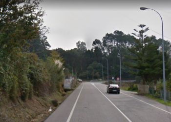 Se marcha del lugar del accidente tras derribar una farola con su coche en Nigrán