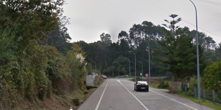 Se marcha del lugar del accidente tras derribar una farola con su coche en Nigrán