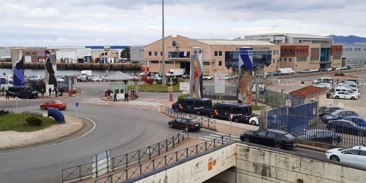 El blindaje policial permite la salida de seis camiones y se salda con varios identificados en el puerto de Vigo