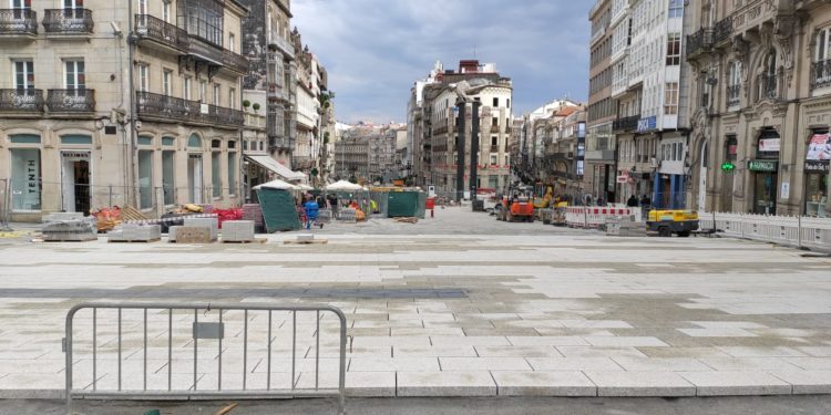 Caballero no maneja plazos para acabar el túnel en la Porta do Sol pero sí para abrir la plaza